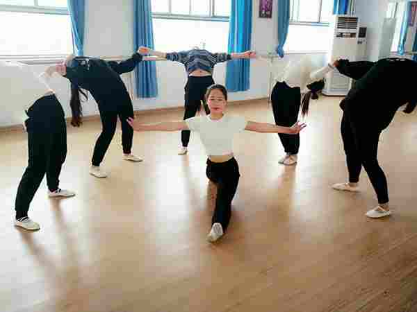 ʯ���f��Ӣ���ՌWУ�׎����I